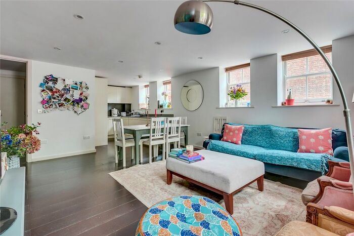 2 Bedroom Flat To Rent In Gore House, Drummond Way, N1