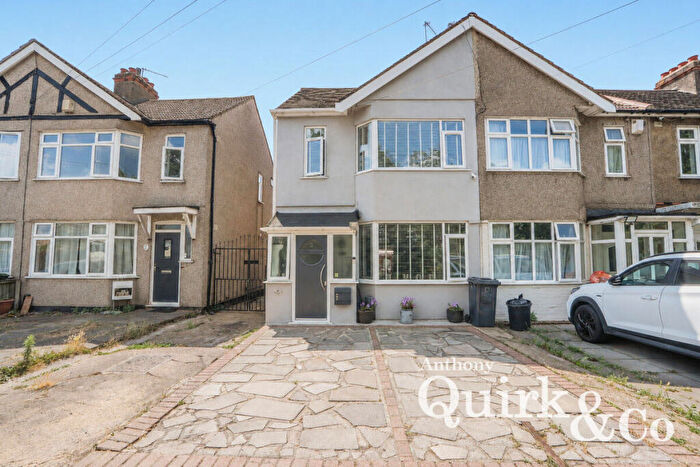 4 Bedroom Semi Detached House For Sale In Wentworth Way, Rainham, RM13
