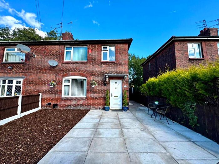 3 Bedroom Semi-Detached House For Sale In Ash Square, Oldham, OL4
