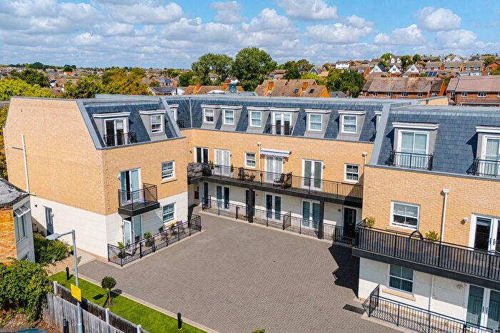 2 Bedroom Flat For Sale In Halle Mews, Benfleet, SS7