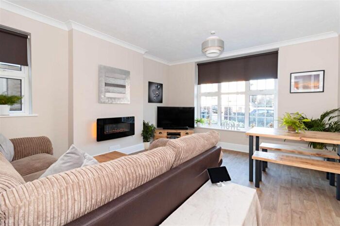 1 Bedroom Flat To Rent In Cissbury Road, Worthing, BN14