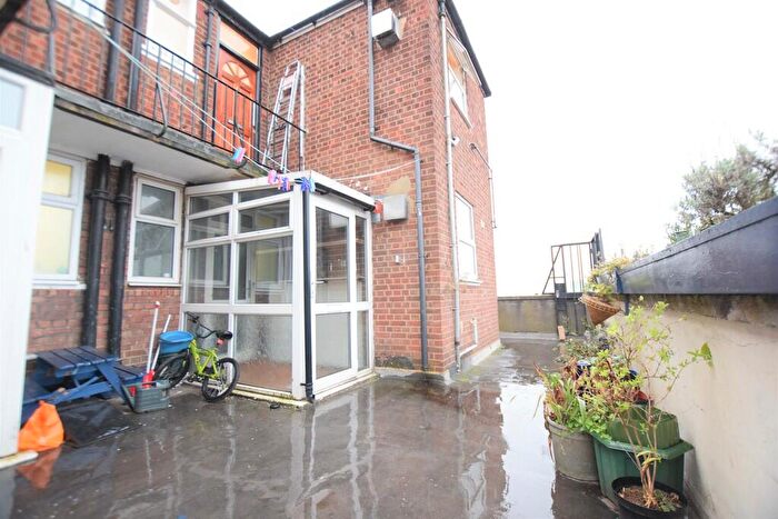 2 Bedroom Flat To Rent In Clayhall Ave, Clayhall, IG5
