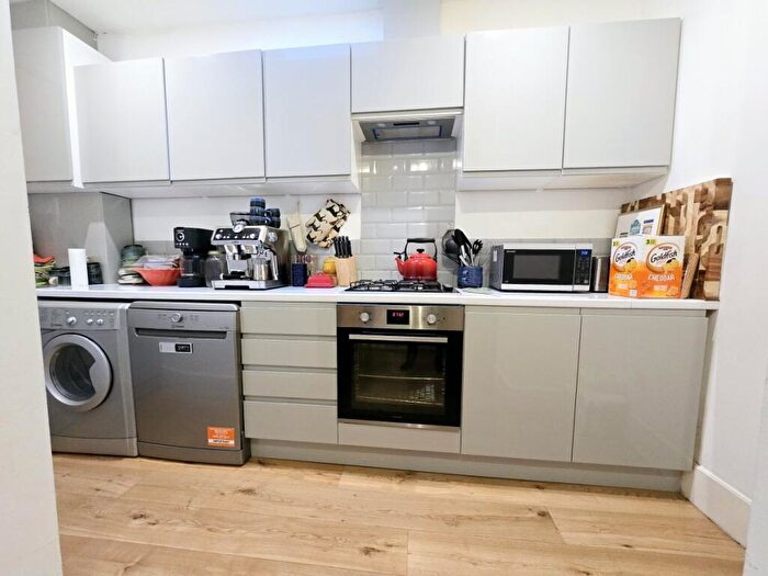 2 Bedroom Flat To Rent In Hillmarton Road, N7