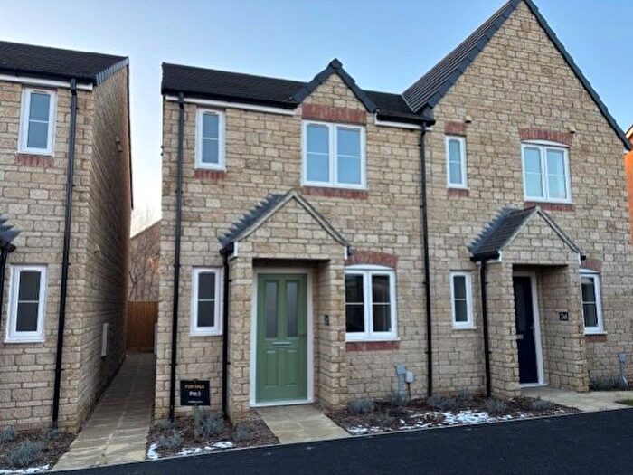 3 Bedroom Semi-Detached House To Rent In Chamberlain Close, Carterton, Oxfordshire, OX18