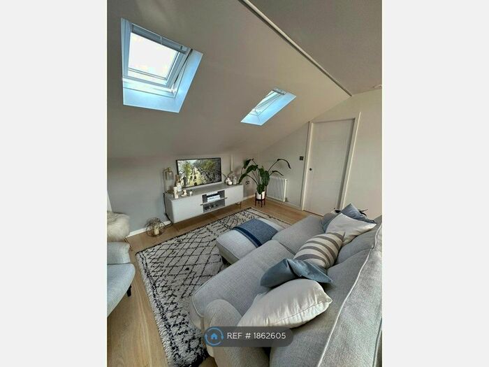 2 Bedroom Maisonette To Rent In Northcote Road, London, SW11