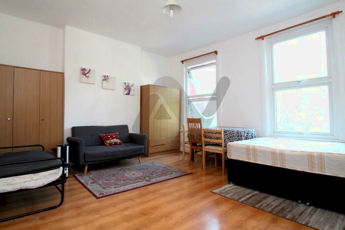 Studio To Rent In Holloway Road, London, N7