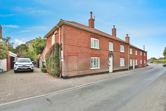 4 Bedroom Cottage For Sale In Dereham Road, Hingham, Norwich, NR9
