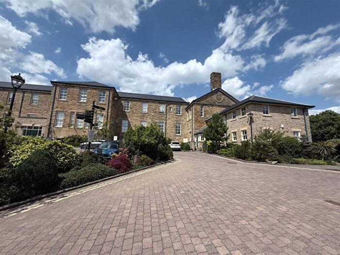 2 Bedroom Apartment For Sale In Stoneleigh Court, Shadwell Lane, LS17