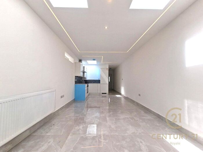 1 Bedroom Flat To Rent In Malden Way, New Malden, KT3