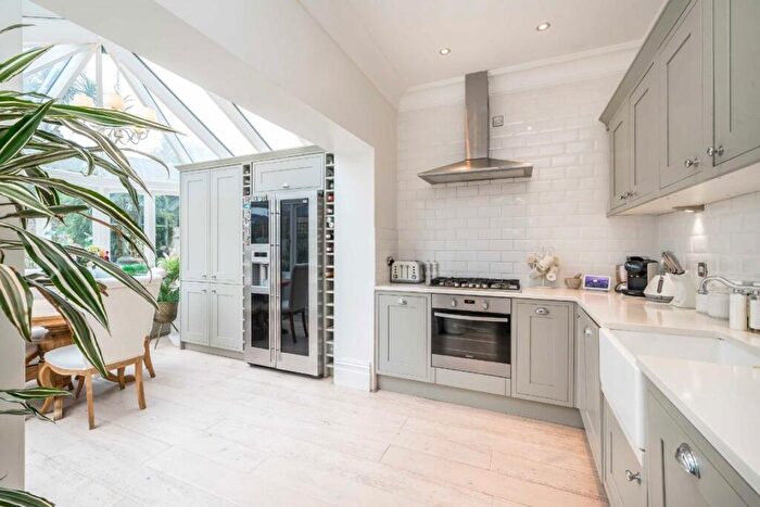 2 Bedroom Flat For Sale In Parklands, Surbiton, KT5