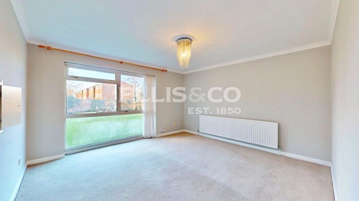 2 Bedroom Flat To Rent In Nigel Close, Northolt, UB5