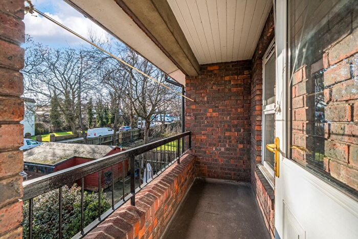 2 Bedroom Flat To Rent In Hope Close, London, SE12