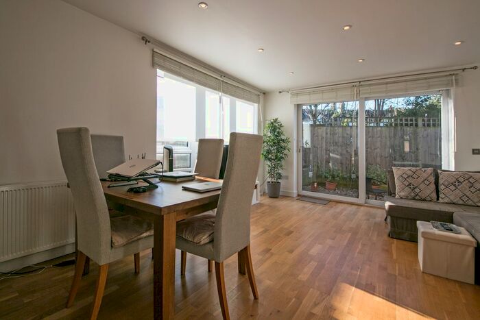 2 Bedroom Mews To Rent In Off Himley Road, Tooting SW17