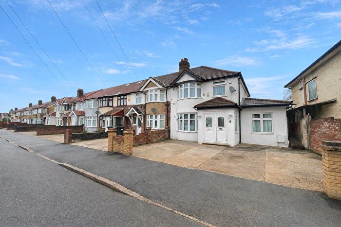 3 Bedroom End Terrace House For Sale In St Leonards Gardens, Hounslow, Greater London, TW5