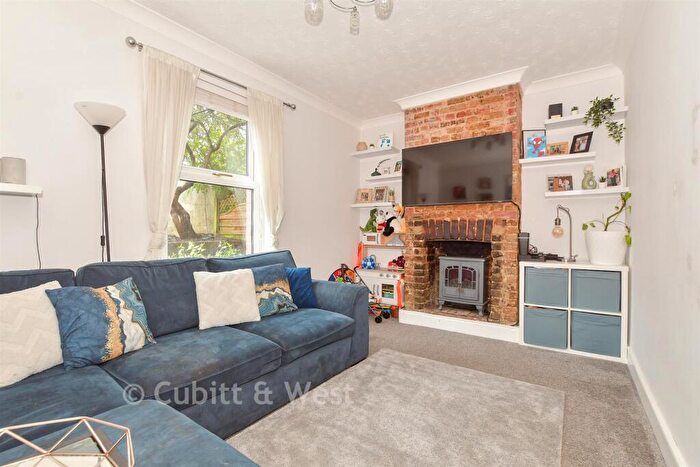 2 Bedroom End Of Terrace House For Sale In Farningham Road, Caterham, Surrey, CR3