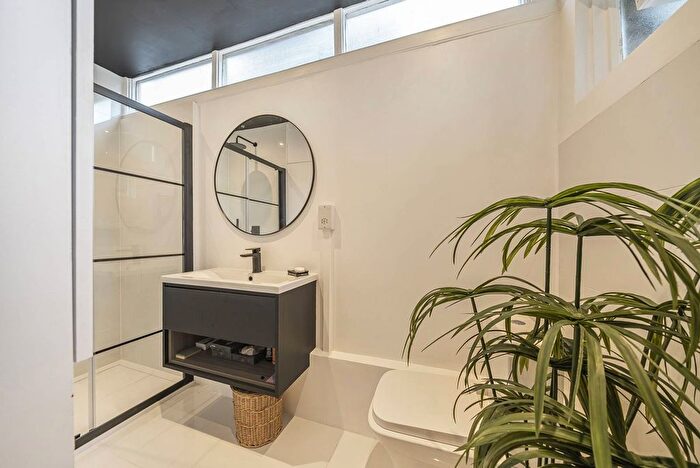 2 Bedroom Flat To Rent In Beaufort Gardens, Kensington, London, SW3
