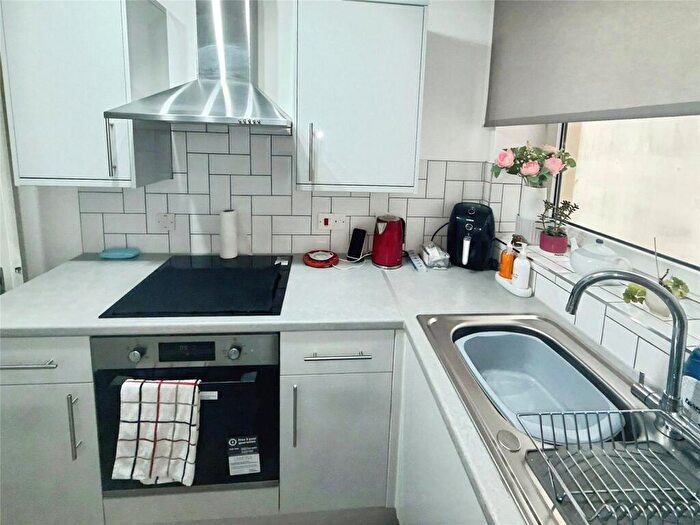 1 Bedroom Flat To Rent In South Parade, Southsea, Hampshire, PO5