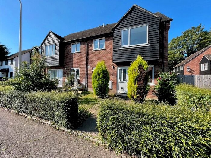 2 Bedroom Maisonette To Rent In Saffron Close, Newbury, RG14