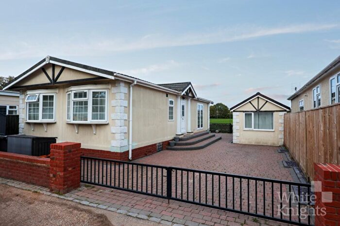 3 Bedroom Park Home For Sale In Fairfield Park, West End Road, Mortimer Common, Reading, Berkshire, RG7