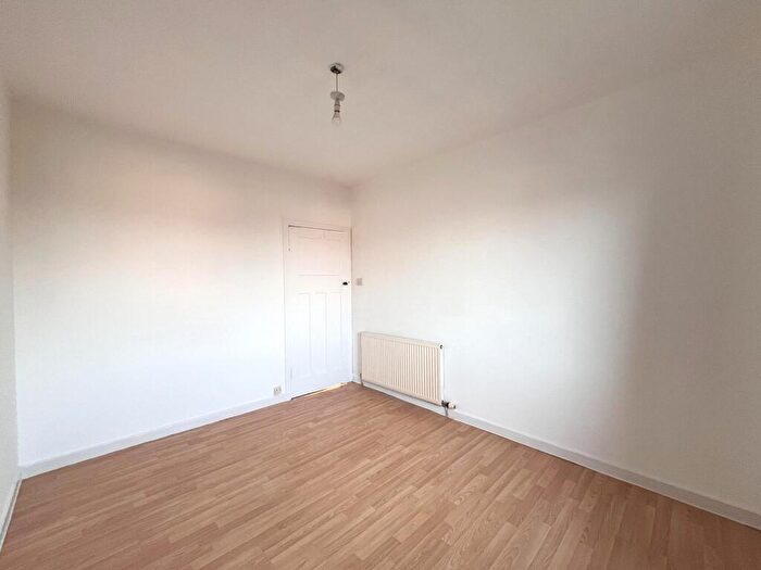 2 Bedroom Flat To Rent In Crewe Crescent, Edinburgh, EH5