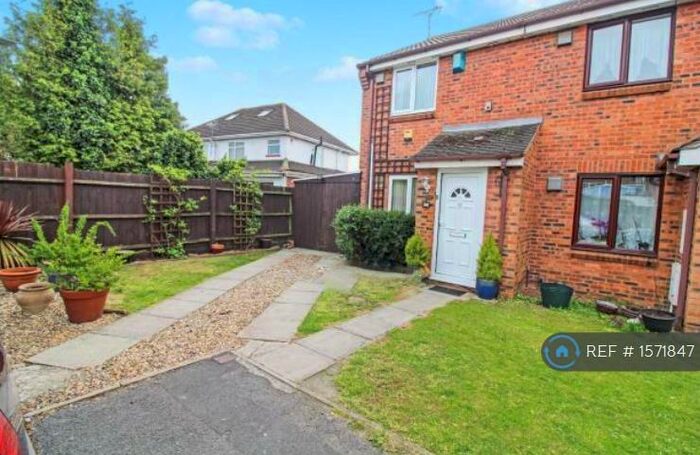 2 Bedroom End Of Terrace House To Rent In Pearl Gardens, Slough, SL1