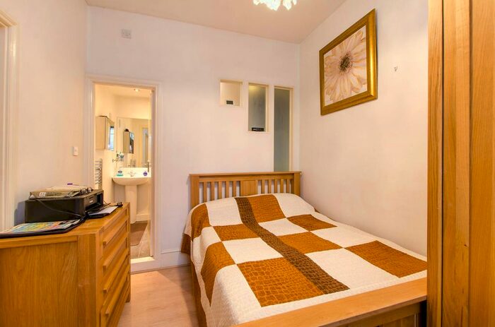 1 Bedroom Flat To Rent In Vauxhall Bridge Road, Westminster, London, SW1V