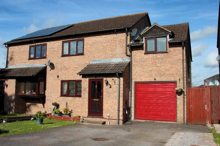 3 Bedroom Semi-Detached House For Sale In Long Close, Kintbury, Berkshire, RG17