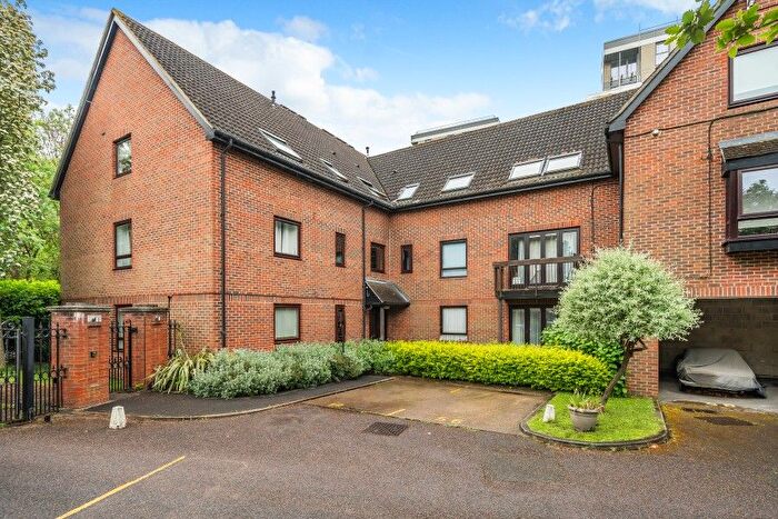 2 Bedroom Flat To Rent In Staines, Surrey, TW18