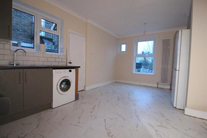 2 Bedroom Apartment To Rent In Albert Road, Leyton, E10