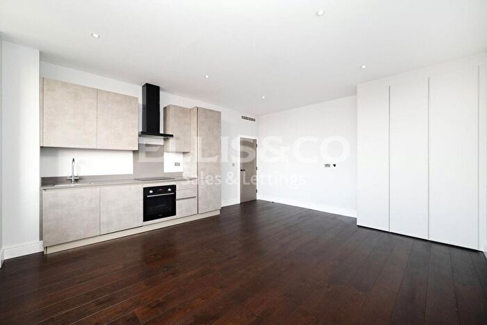 2 Bedroom Apartment To Rent In High Road, Whetstone, N20
