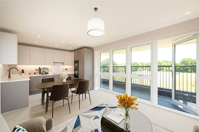 1 Bedroom Apartment For Sale In Oaklands Park, Littleworth Road, Esher, KT10