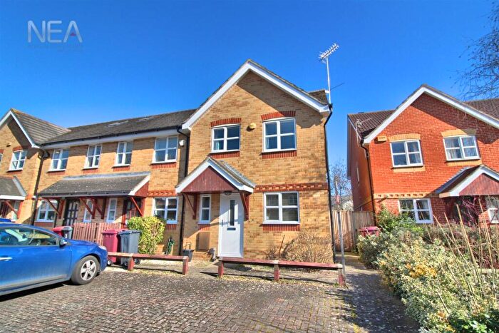 3 Bedroom Town House For Sale In Elliotts Way, Caversham, Reading, RG4