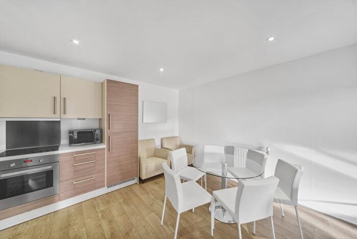 3 Bedroom Flat To Rent In Casson Apartments, Upper North Street, E14