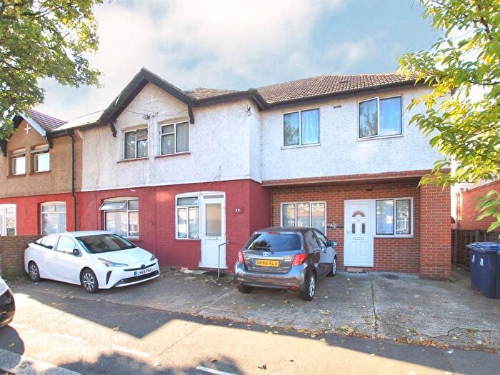 Studio To Rent In Brent Road, Southall, UB2