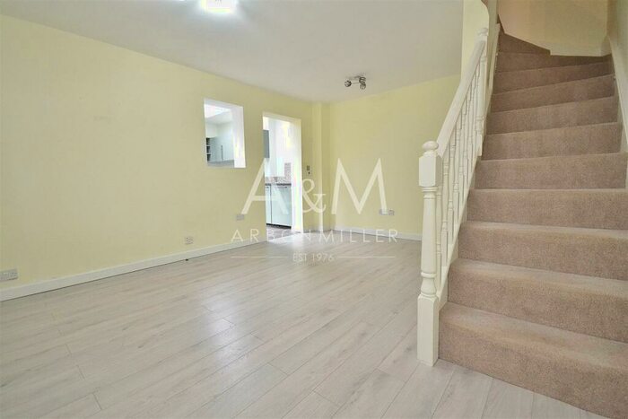 1 Bedroom House To Rent In Laing Close, Hainault, IG6