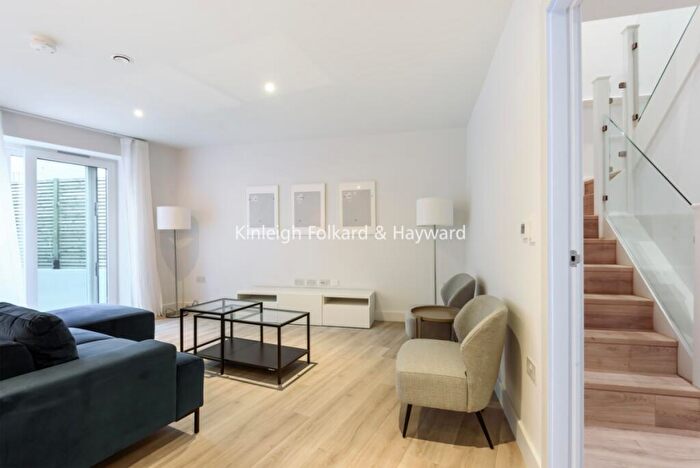 3 Bedroom Flat To Rent In Red Post Hill, London, SE24