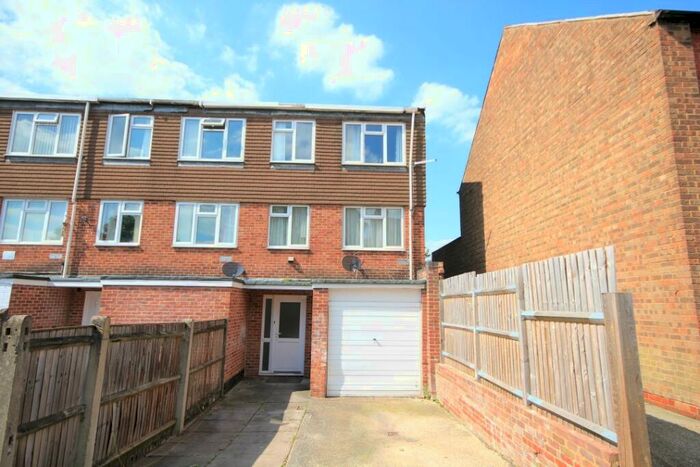 4 Bedroom House To Rent In Spring Terrace, Reading, Berkshire, RG2