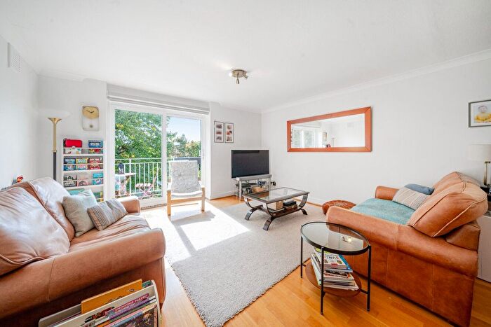 2 Bedroom Flat For Sale In Queens Gate Gardens, London, SW15