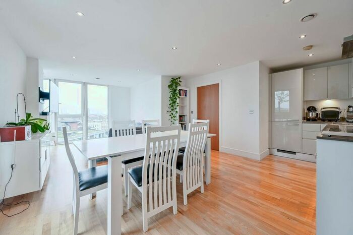 3 Bedroom Flat To Rent In The Crescent, Deptford, London, SE8
