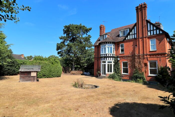 2 Bedroom Flat To Rent In Oatlands Chase, Weybridge, Surrey, KT13