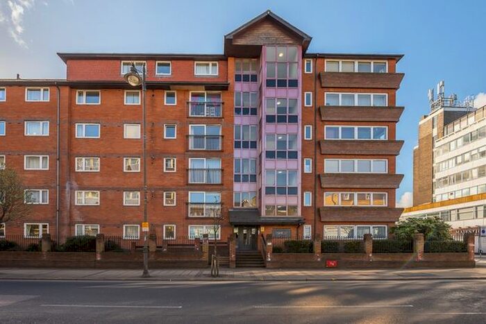 2 Bedroom Flat To Rent In The Broadway, London, SW19