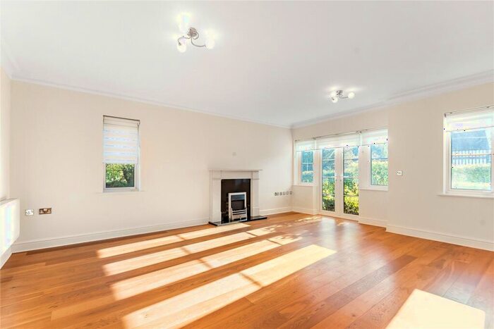 3 Bedroom Apartment To Rent In North Park, Chalfont St. Peter, Gerrards Cross, SL9