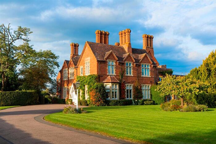 2 Bedroom Apartment For Sale In Staple Hill, Wellesbourne, CV35