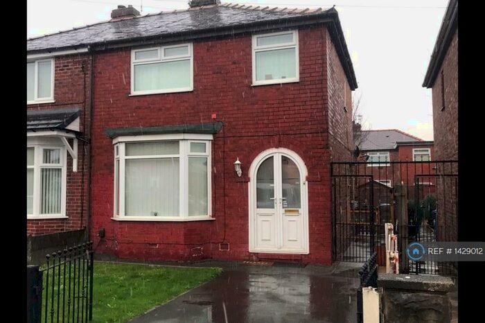 3 Bedroom Semi-Detached House To Rent In Ruskin Road, Droylsden, Manchester, M43