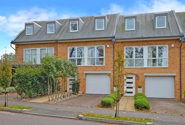 4 Bedroom House For Sale In Salisbury Road, Worcester Park, Surrey, KT4