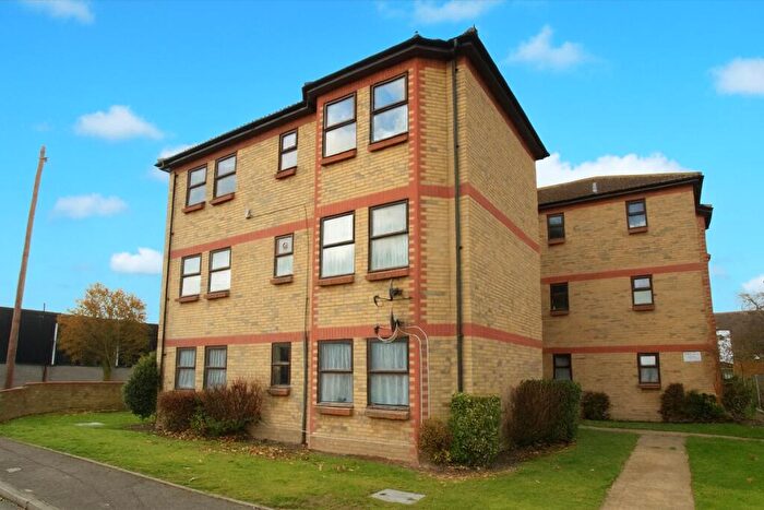 2 Bedroom Flat To Rent In Maple Court, The Woodlands, Shoeburyness, Southend-on-sea, SS3