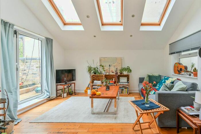 2 Bedroom Flat To Rent In Haselrigge Road, Clapham, London, SW4