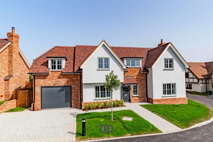 4 Bedroom Detached House To Rent In Owl Park, Lippitts Hill, Loughton, IG10