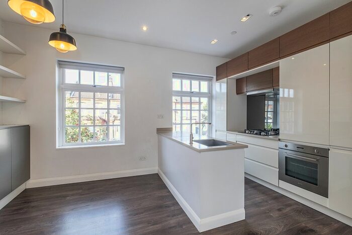 2 Bedroom Flat To Rent In Palmerston Road, London, SW19