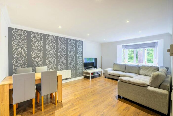 2 Bedroom Apartment To Rent In Hayes Lane, Oakhurst Court, CR8